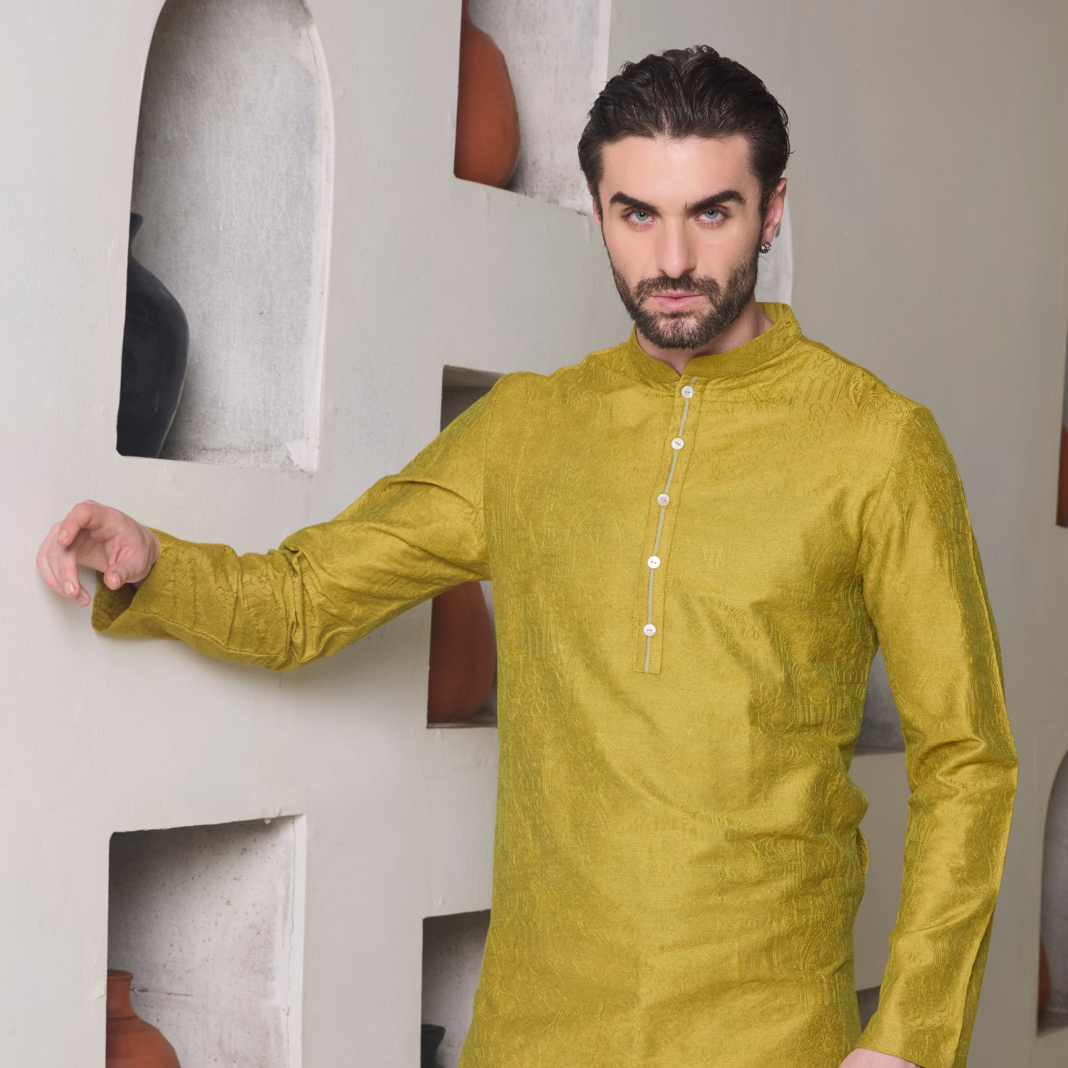 Guacamole kurta with all over surface detailing of Quatrefoil in monotone look with slim fit matching trouser - Image 2